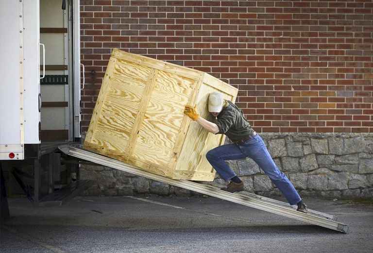 Заказ грузового автомобиля для доставки вещей : Мебель и личные вещи из Нижневартовска в Ессентуки